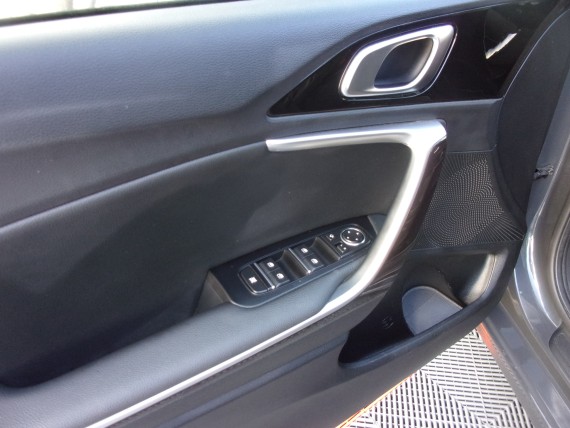 KIA CEE'D KIA CEE'D SW GRISE-009.jpg